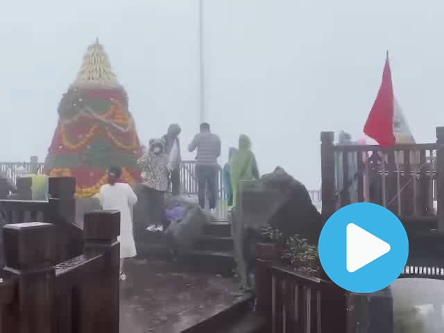 Snow falls on Fansipan Mountain due to cold snap